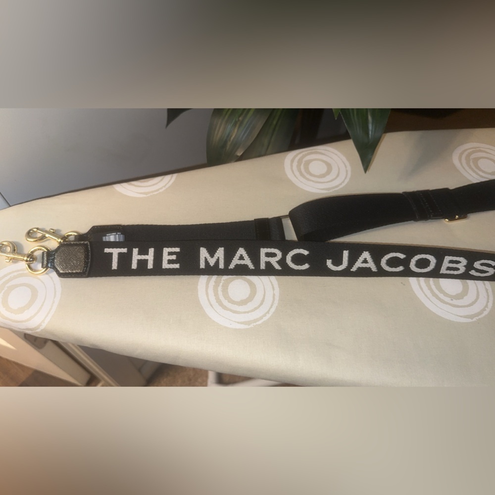 Marc Jacobs Black Bag Strap Sleek and Functional